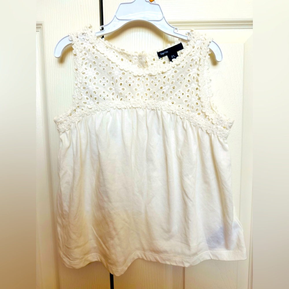 Brand new Gap top in kids size S (6-7).